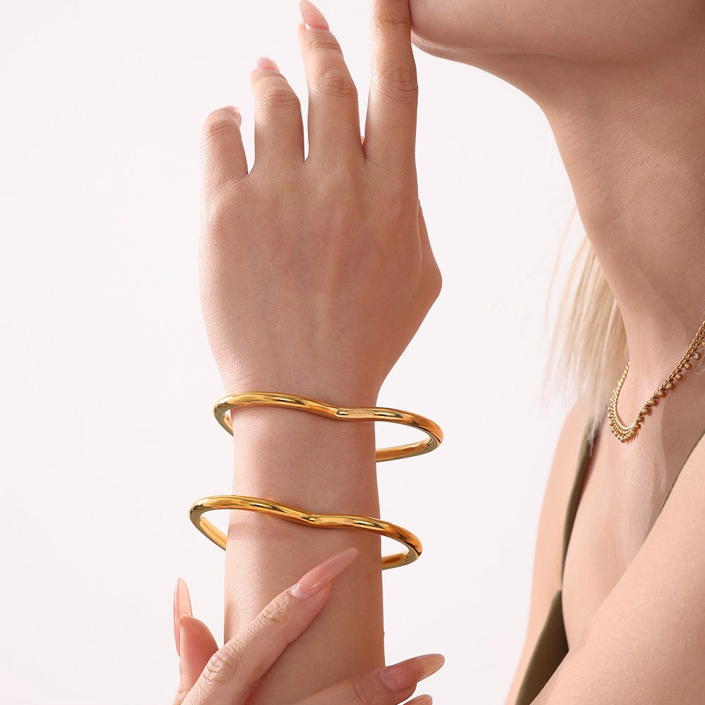 Kaze Heart-Shaped Minimalist Ring Bracelet | 18K Gold Open Heart Bangle in Gold &amp; Silver