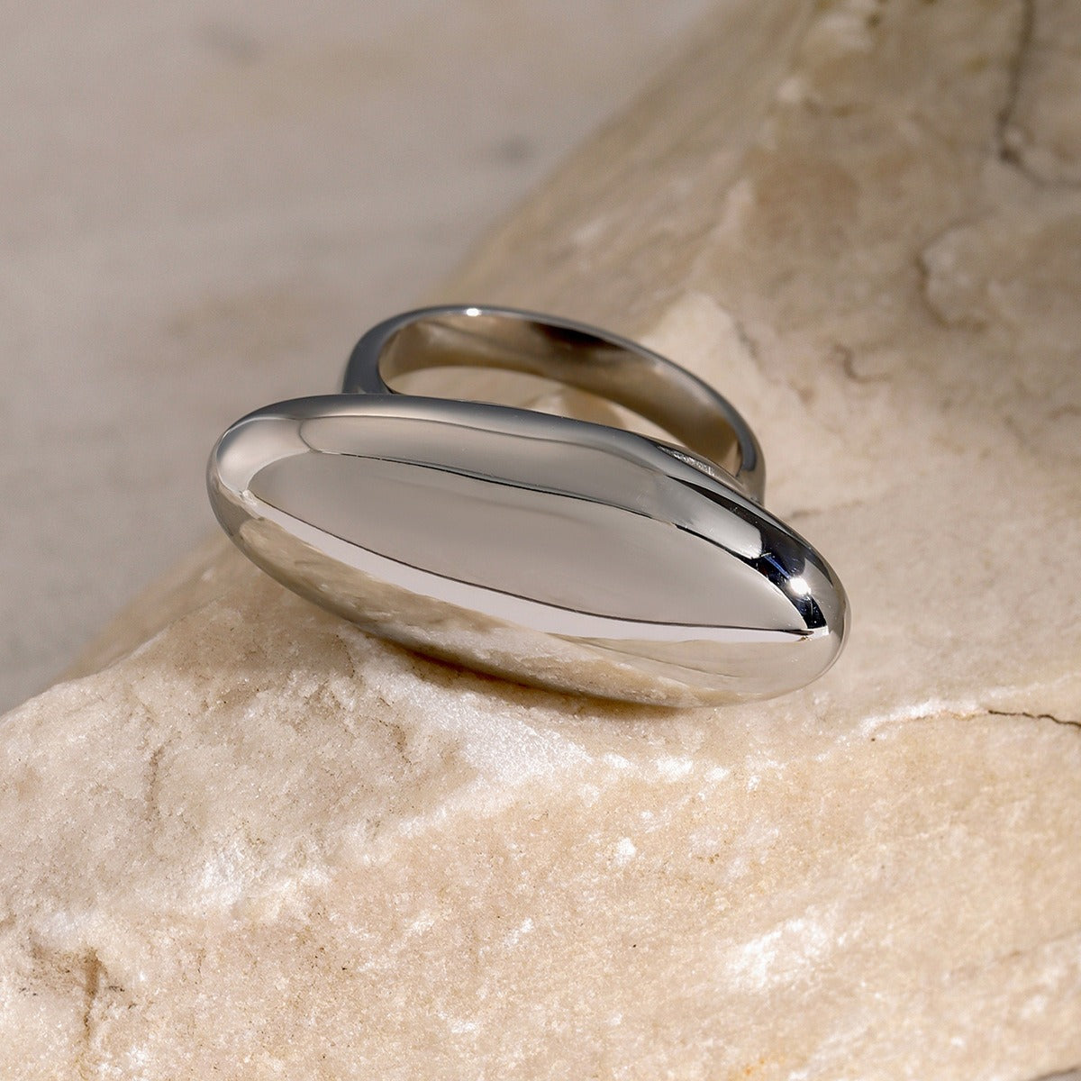Kaze Elegant Oval Curved Ring | 18K Gold Noble Oval Ring in Gold &amp; Silver Size 7