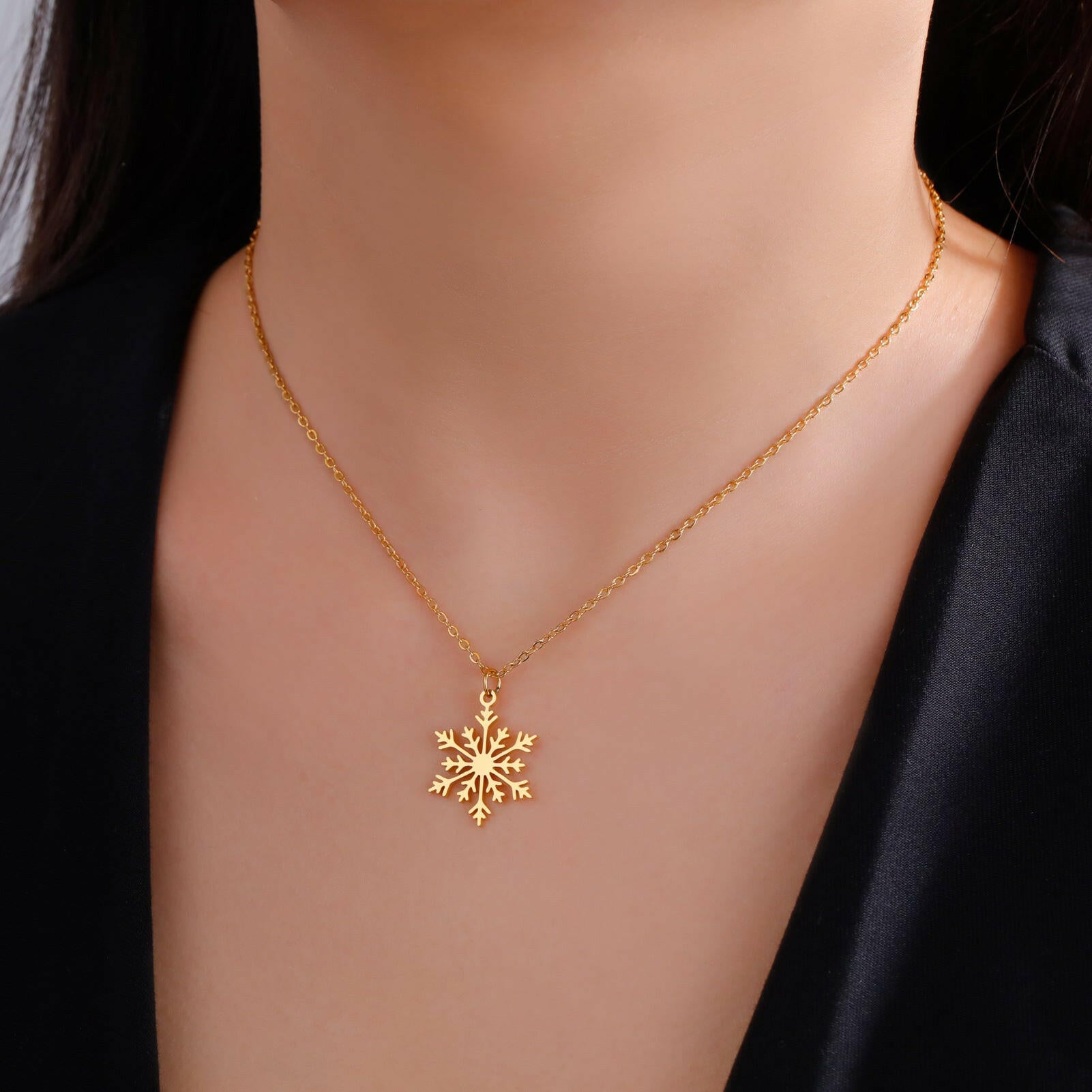Kaze Elegant Snowflake Pendant Necklace | Titanium Steel Adjustable Necklace in Silver &amp; Gold