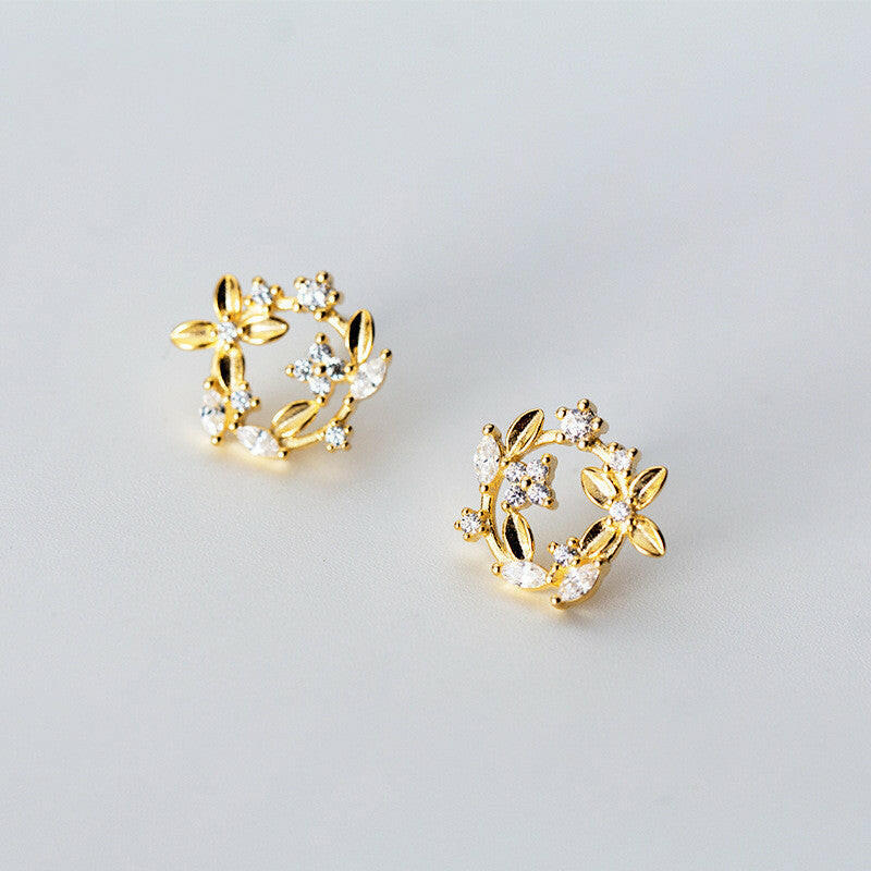 Kaze Silver Four-Leaf Clover Stud Earrings | Elegant Lucky Charm Earrings in Gold