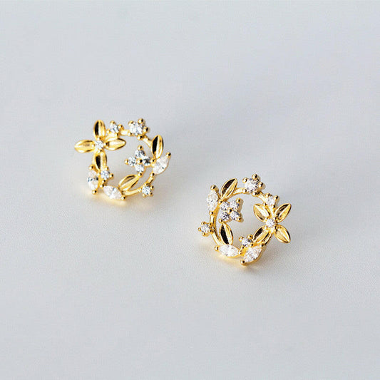 Kaze Silver Four-Leaf Clover Stud Earrings | Elegant Lucky Charm Earrings in Gold