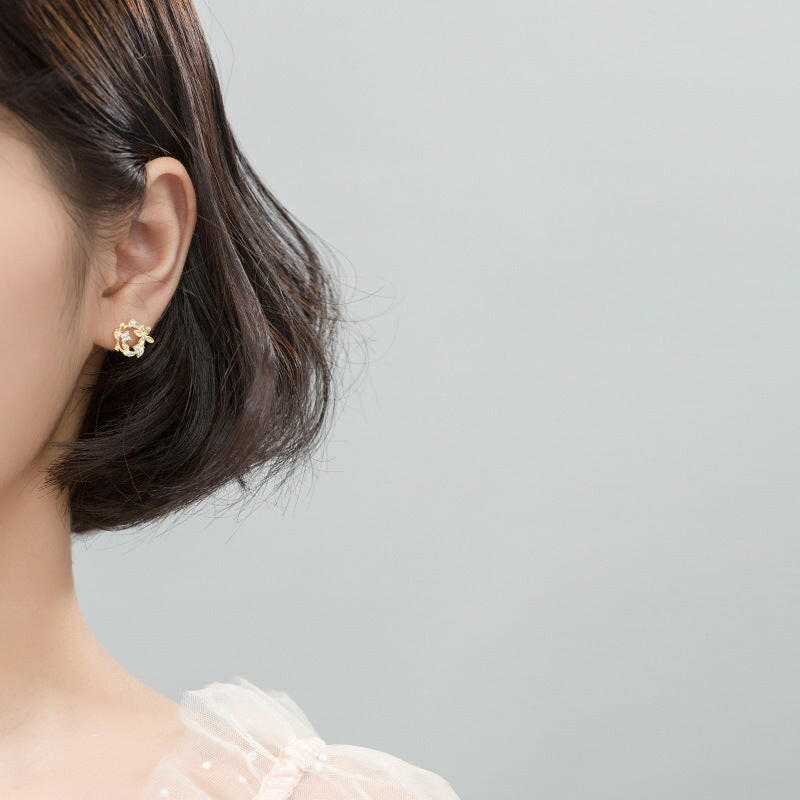 Kaze Silver Four-Leaf Clover Stud Earrings | Elegant Lucky Charm Earrings in Gold