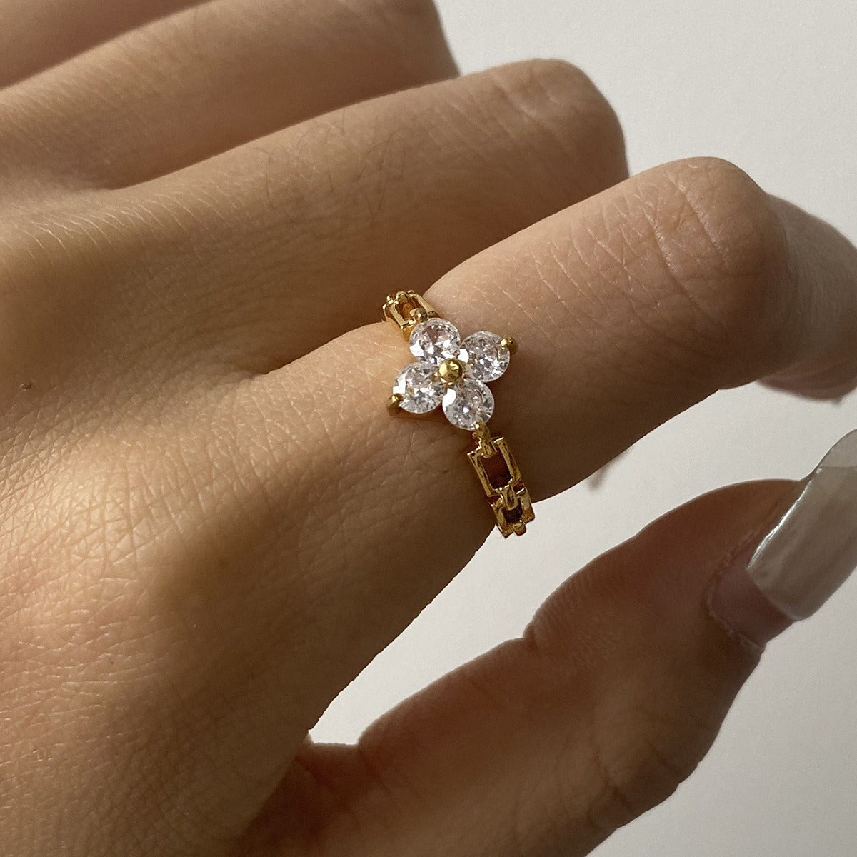Kaze Flower Gemstone Ring | 18K Gold Floral Ring with Gemstone Detail