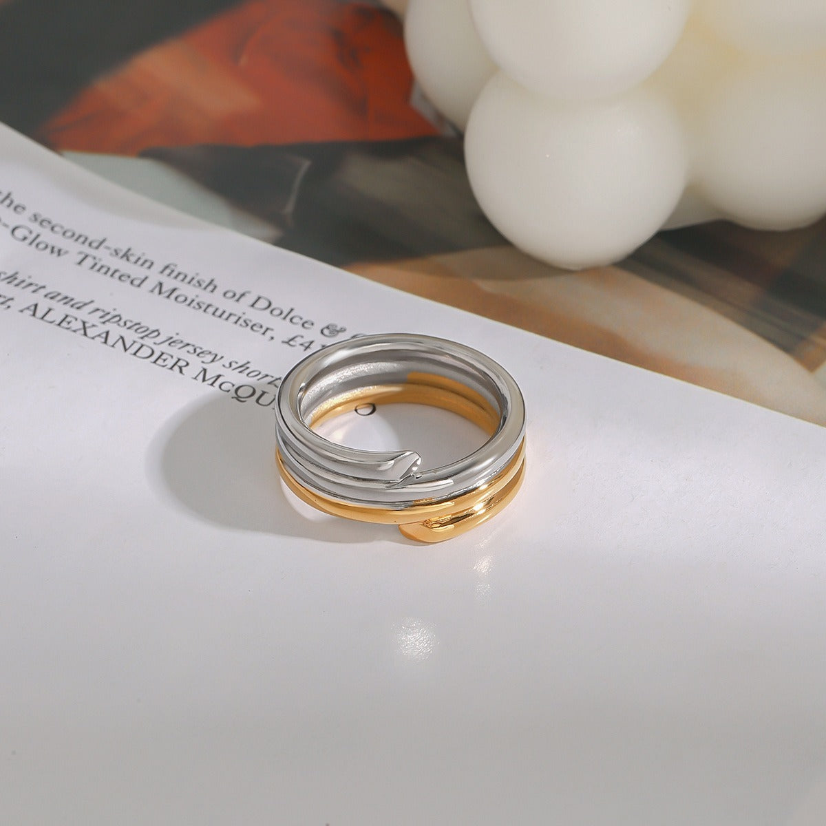 Kaze 18K Gold and Silver Band Ring | Classic Two-Tone Band Ring in Sizes 6–10 US