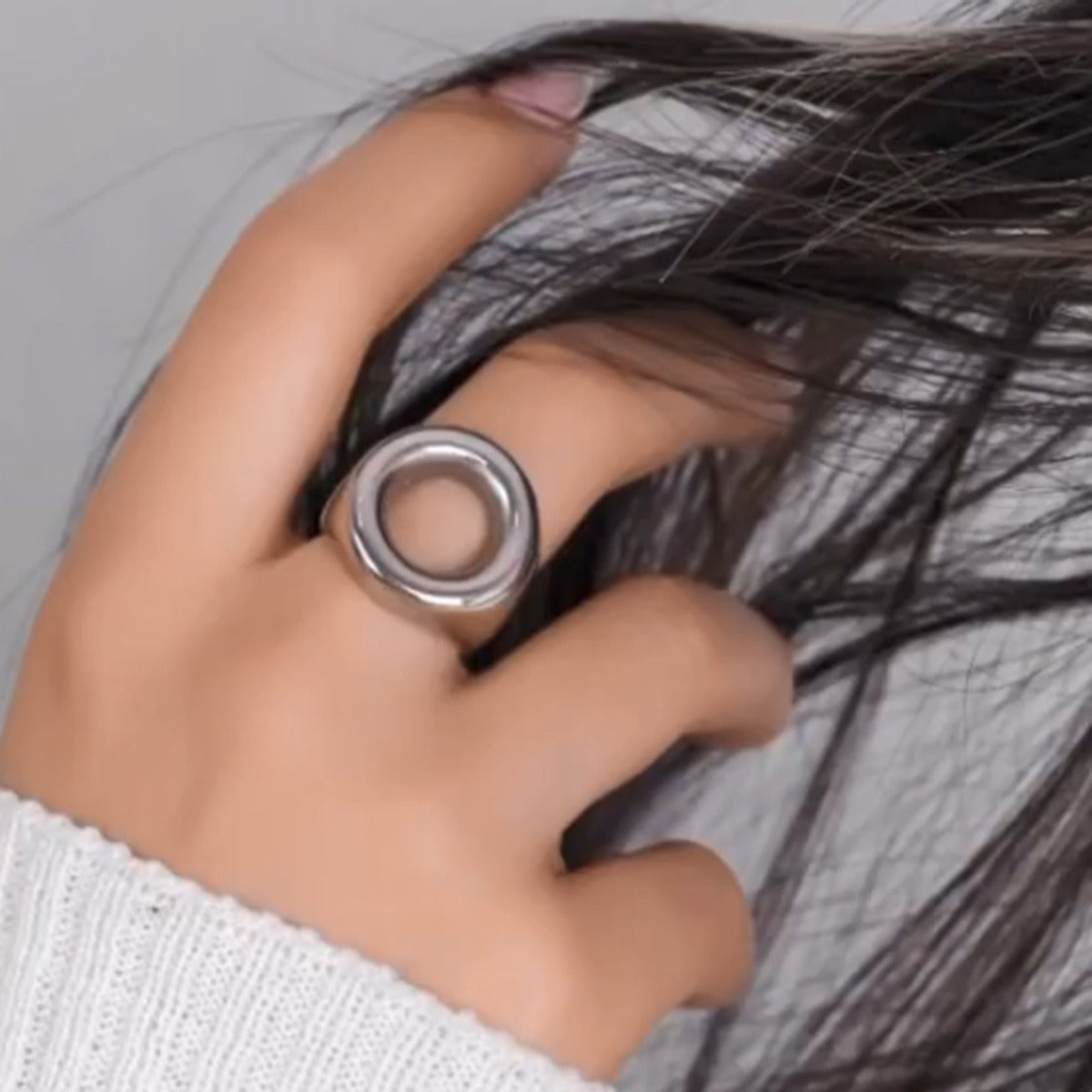 Kaze Simple Hollow Round Design Ring | 18K Gold Minimalist Circle Ring in Gold &amp; Silver Size 7