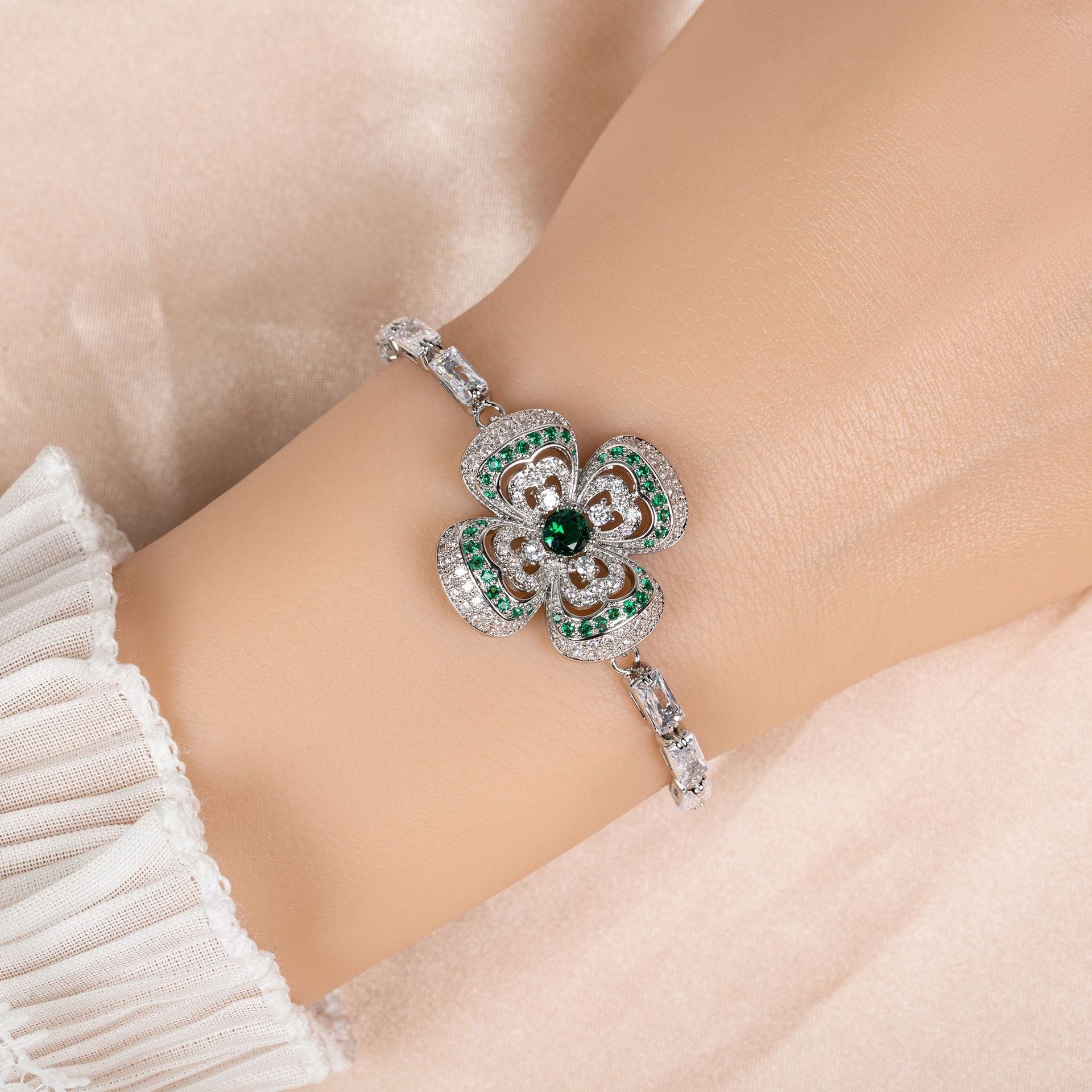 Kaze Openwork Four-Leaf Clover Bracelet | S925 Silver Cubic Zirconia Bracelet Emerald on a White Background
