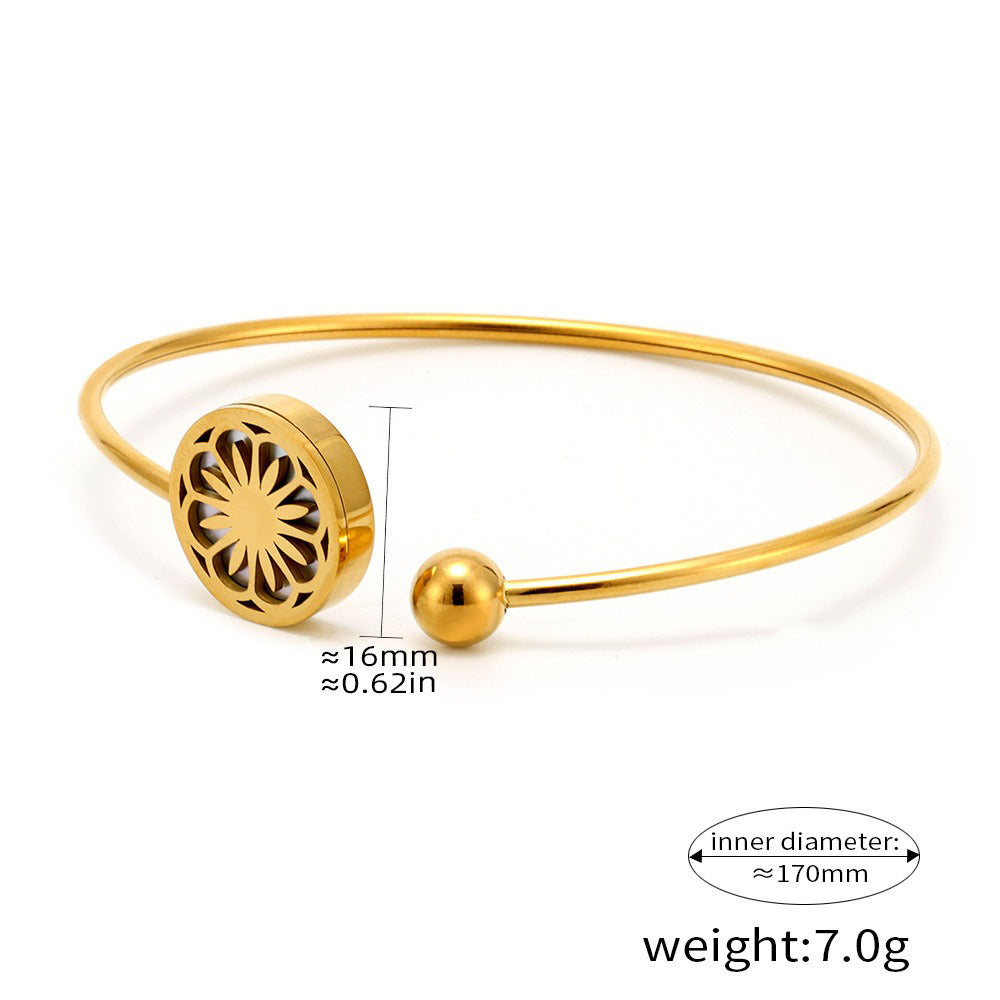 Kaze Round Hollow Flower Pattern Bracelet | 18K Gold Classic Floral Open Bangle