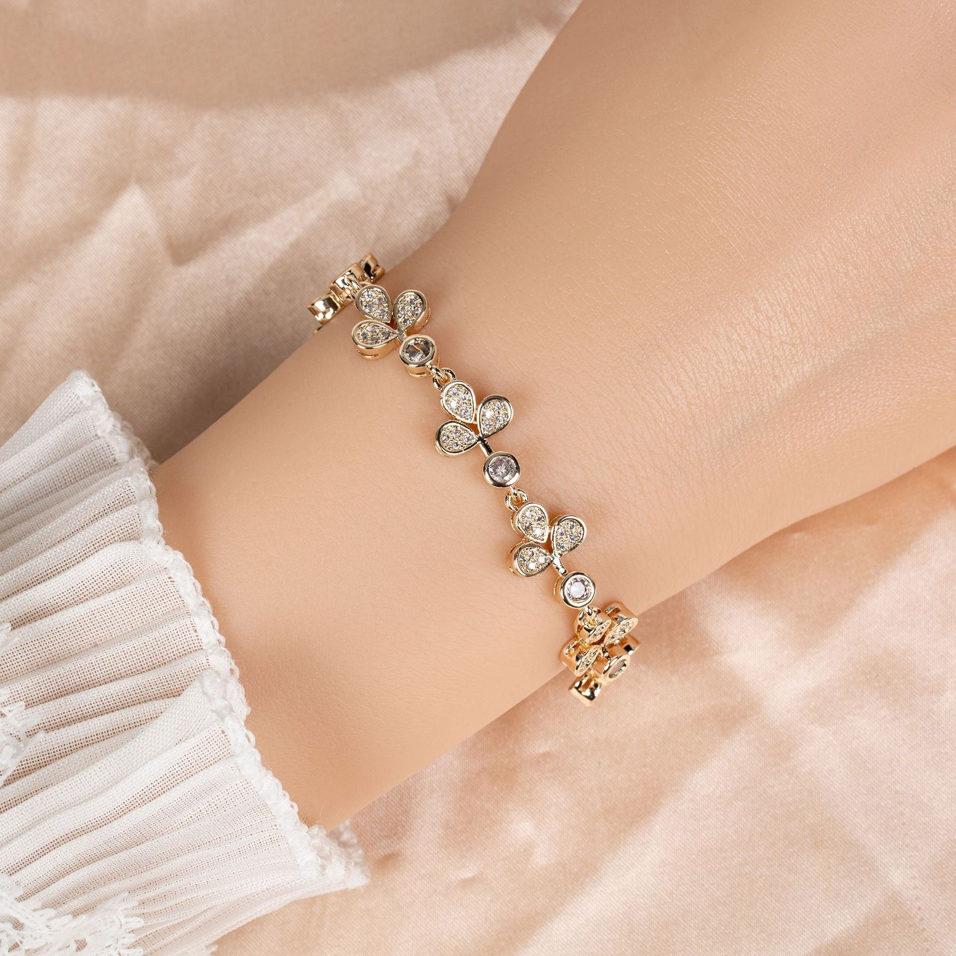 Kaze Teardrop Clover Bracelet | Light Luxury Clover Bracelet in Gold &amp; White Gold Base with White