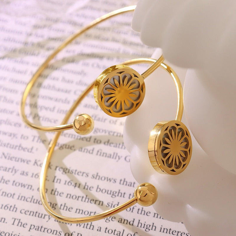 Kaze Round Hollow Flower Pattern Bracelet | 18K Gold Classic Floral Open Bangle