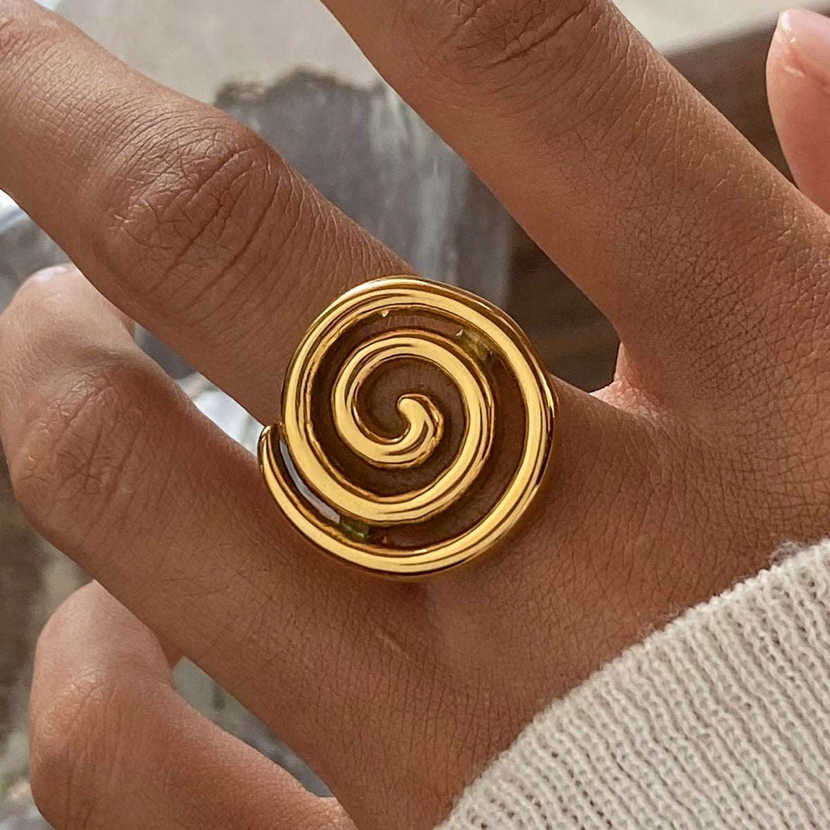 Kaze Spiral Minimalist Ring | 18K Gold Elegant Spiral Design Ring
