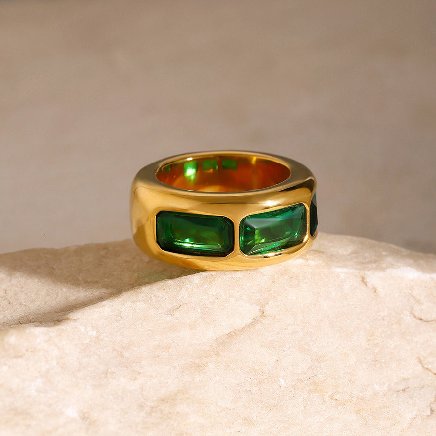 Kaze Classic Noble Wide Face Three-Gemstone Ring | 18K Gold Ring in Green &amp; White Size 7