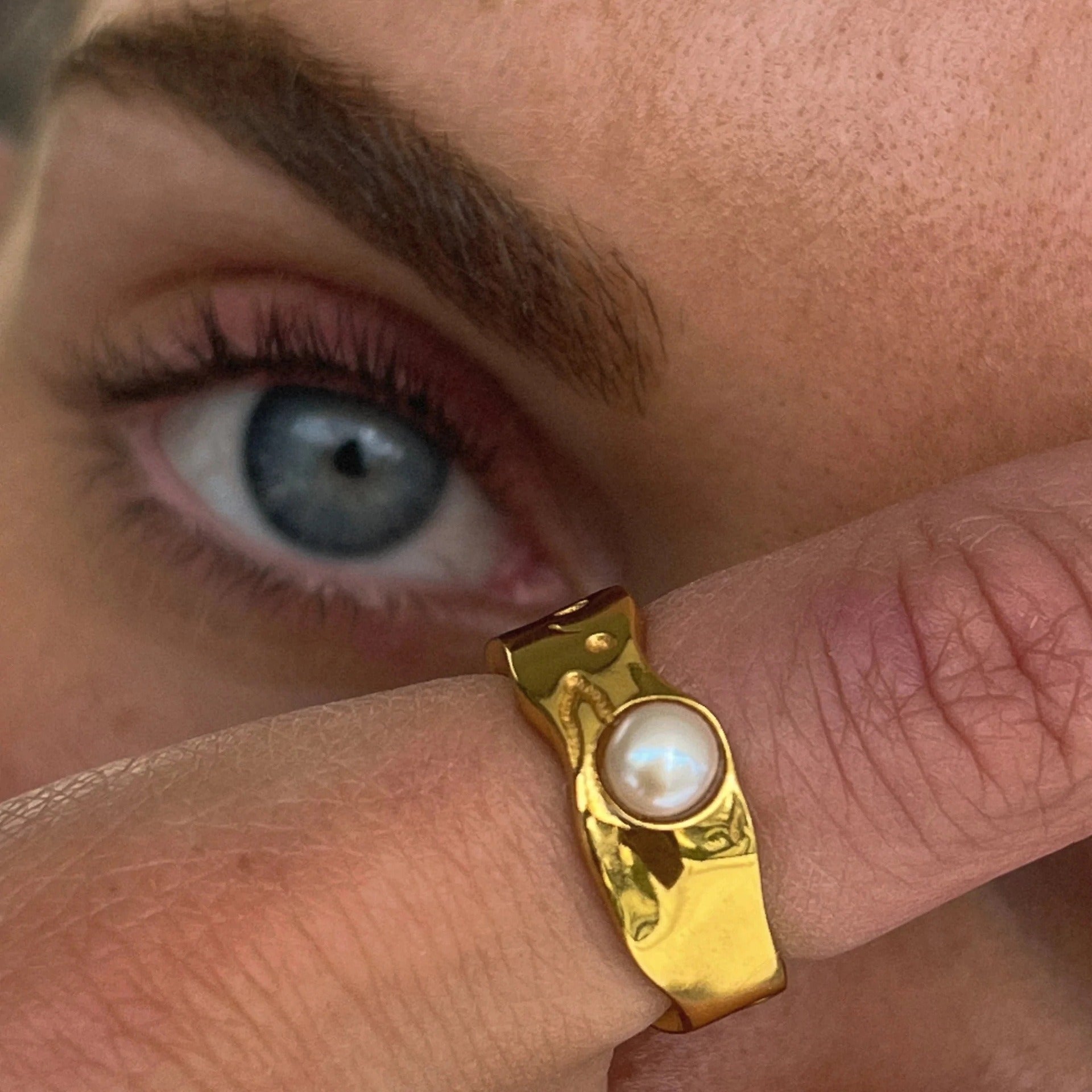 Kaze Lava Texture Pearl Accent Ring | 18K Gold Light Luxury Ring in Sizes 6–8 US