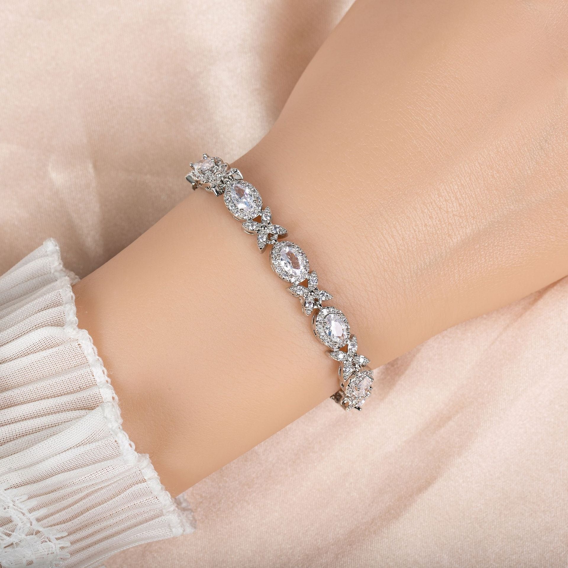 Kaze Four-Pointed Star Zircon Bracelet | S925 Silver Star Bracelet in 5 Colours White background