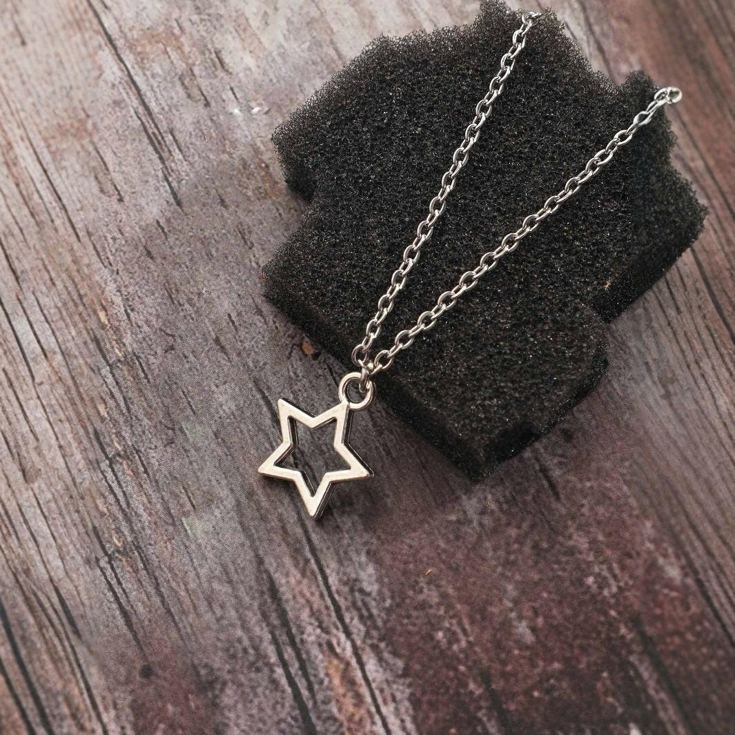 Kaze Hollow Star Clavicle Necklace | Five-Pointed Open Star Charm Necklace