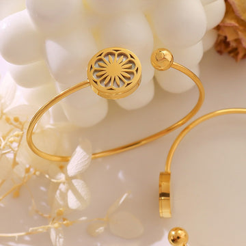 Kaze Round Hollow Flower Pattern Bracelet | 18K Gold Classic Floral Open Bangle