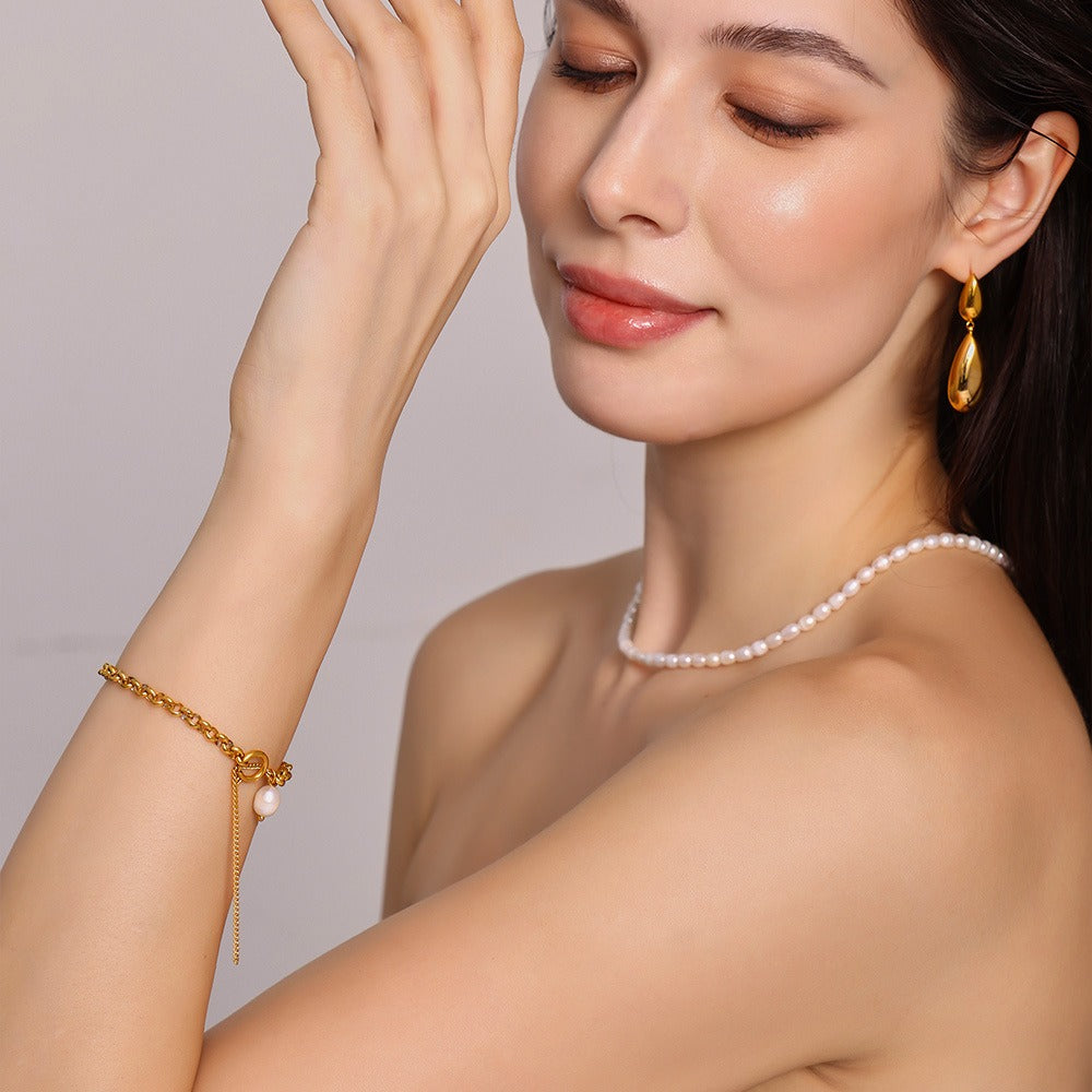 Kaze 18K Gold Thick Chain Bracelet with Irregular Pearl Design | High-End Fashion Jewellery