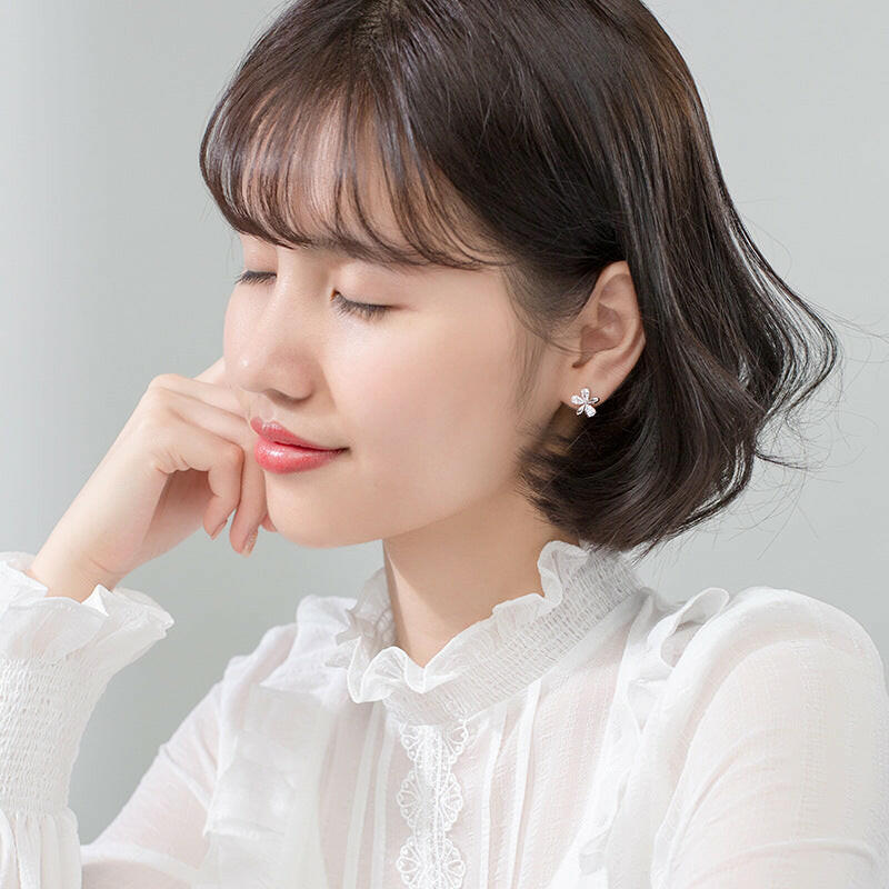 Kaze Five-Petal Sterling Silver Flower Earrings | Crystal-Set Botanical Stud Earrings in Silver &amp; Gold