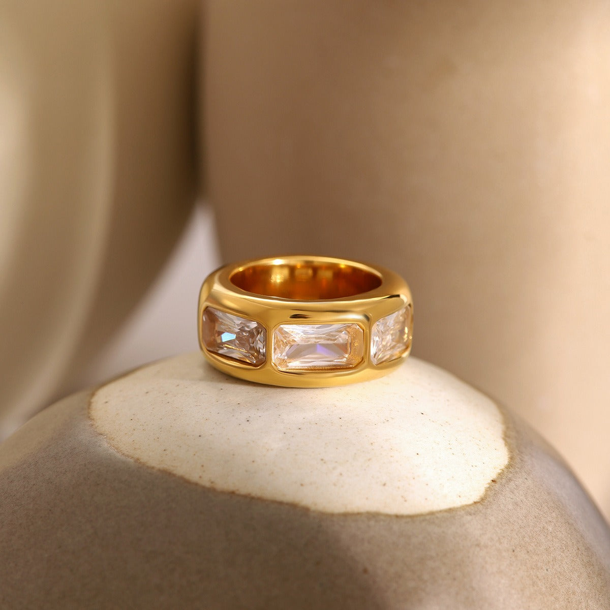 Kaze Classic Noble Wide Face Three-Gemstone Ring | 18K Gold Ring in Green &amp; White Size 7