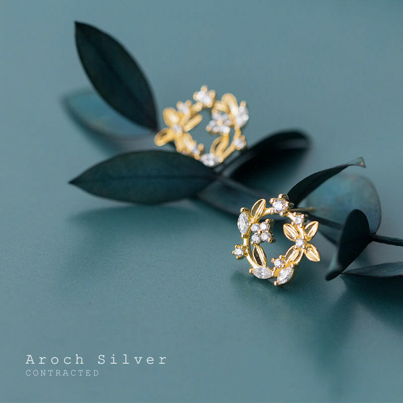 Kaze Silver Four-Leaf Clover Stud Earrings | Elegant Lucky Charm Earrings in Gold