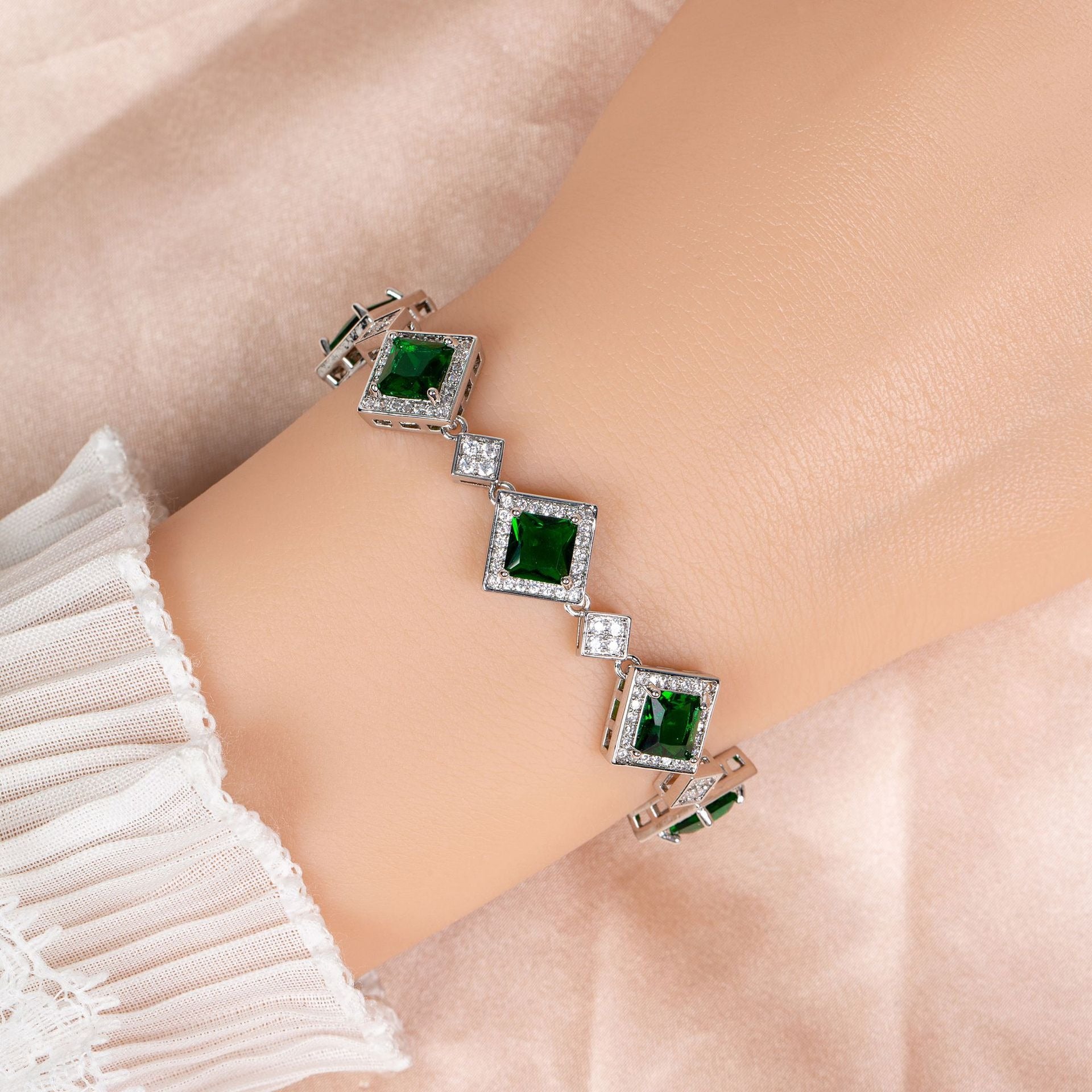 Kaze Square Star Triangular Zirconia Bracelet | S925 Silver Geometric Bracelet White base green