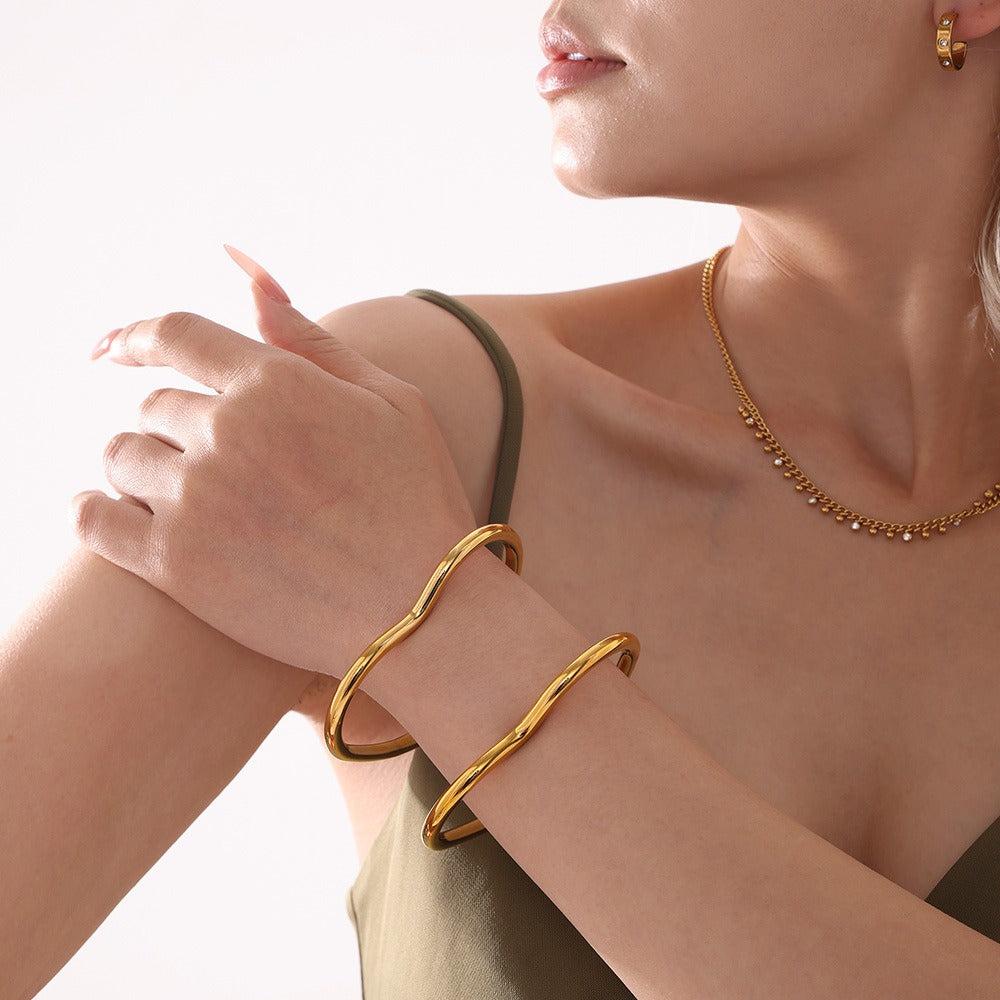 Kaze Heart-Shaped Minimalist Ring Bracelet | 18K Gold Open Heart Bangle in Gold &amp; Silver