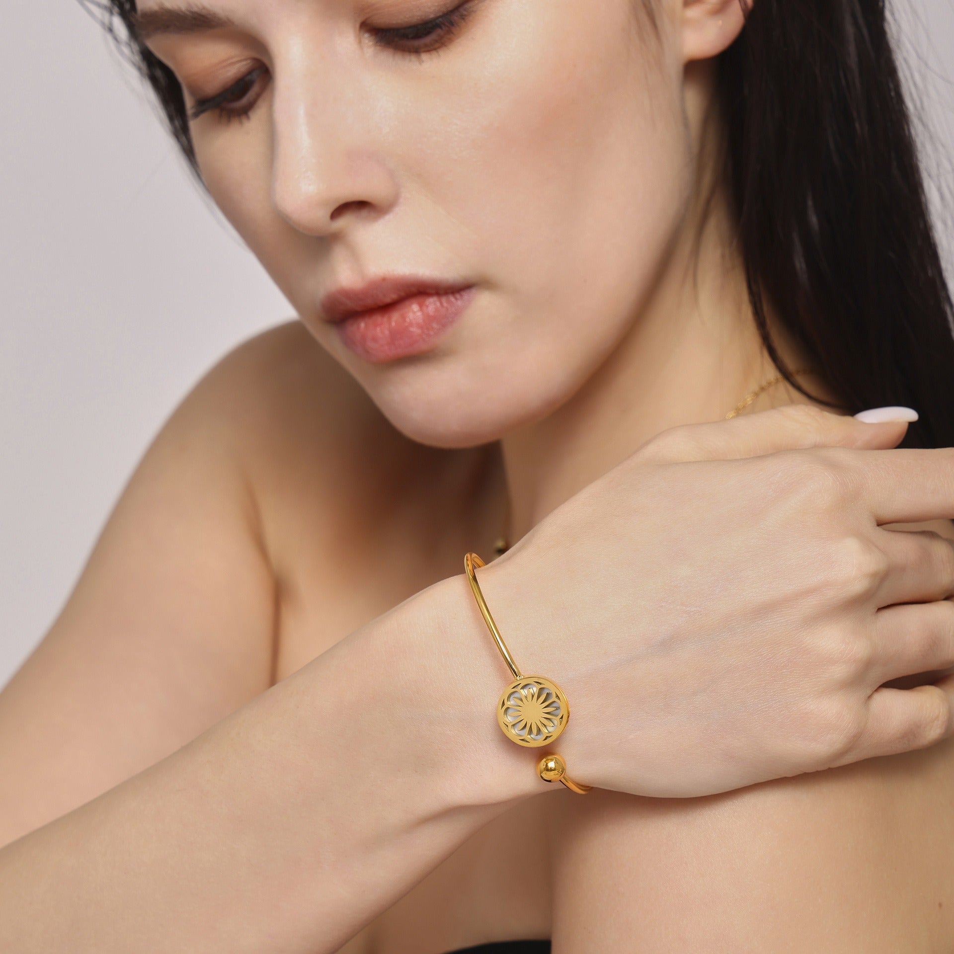 Kaze Round Hollow Flower Pattern Bracelet | 18K Gold Classic Floral Open Bangle