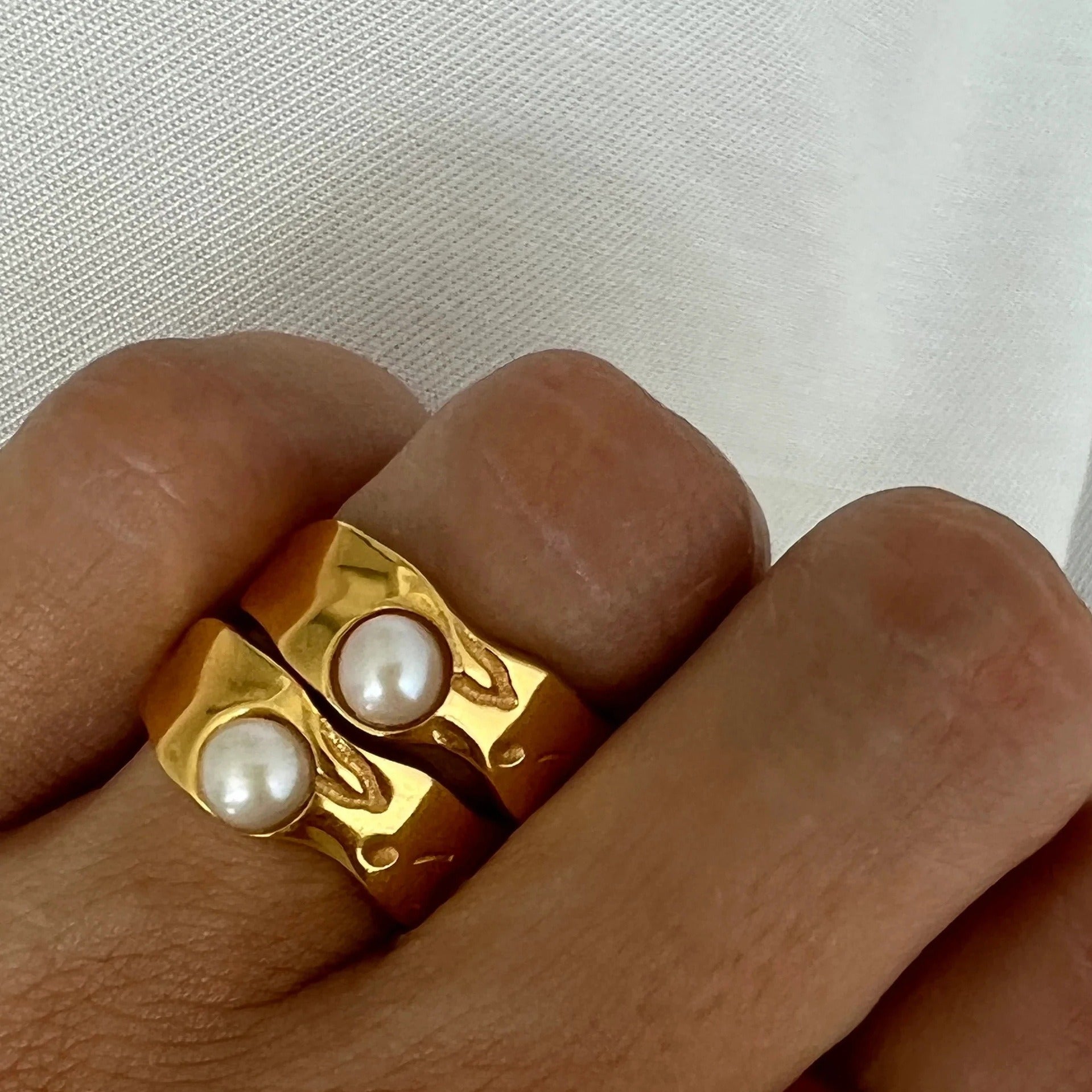 Kaze Lava Texture Pearl Accent Ring | 18K Gold Light Luxury Ring in Sizes 6–8 US