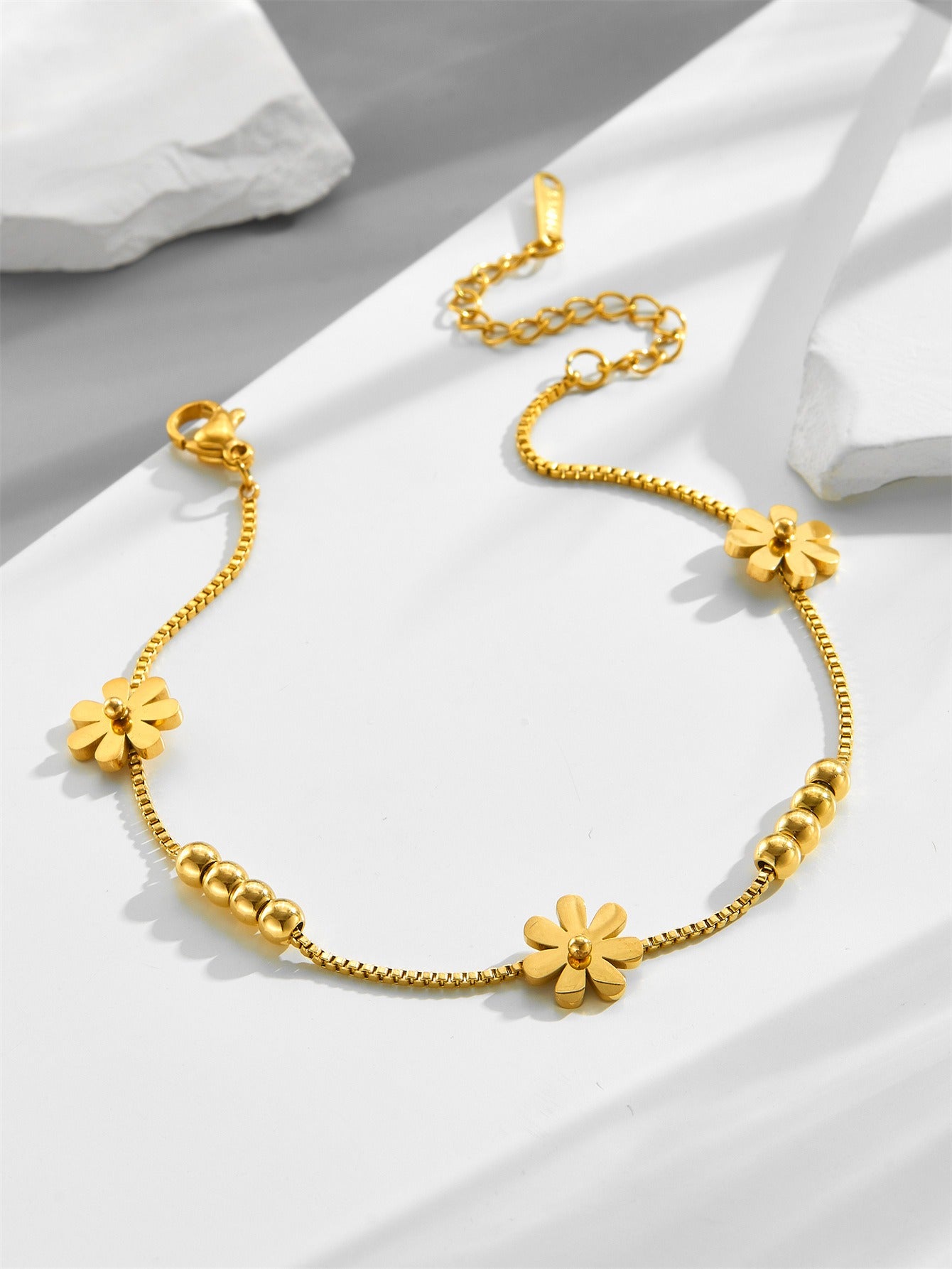 Kaze 18K Gold Small Daisy Bean Lucky Bead Bracelet | Titanium Steel Floral Bead Bracelet