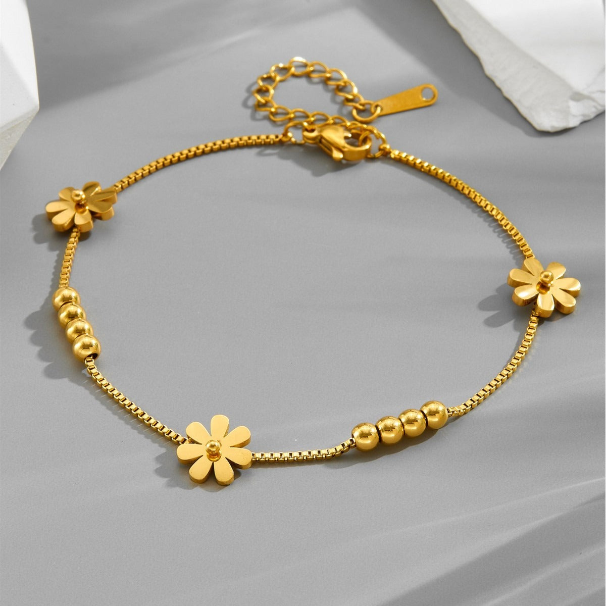 Kaze 18K Gold Small Daisy Bean Lucky Bead Bracelet | Titanium Steel Floral Bead Bracelet