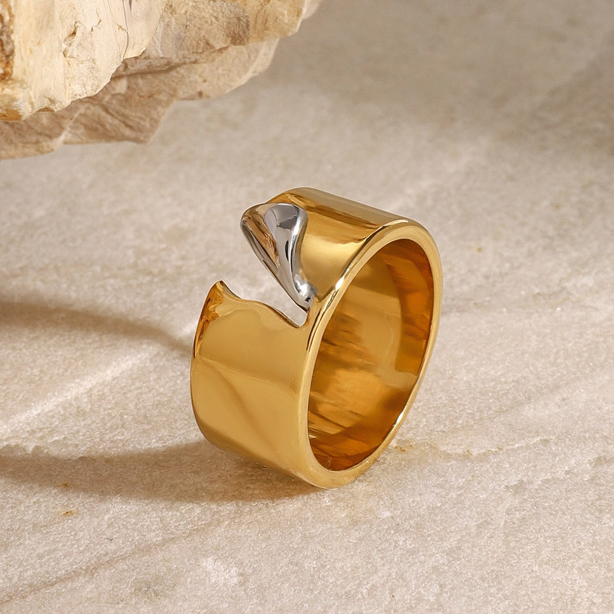 Kaze Tear-Effect Gold and Silver Ring | 18K Gold Avant-Garde Ring in Sizes 6–8 US