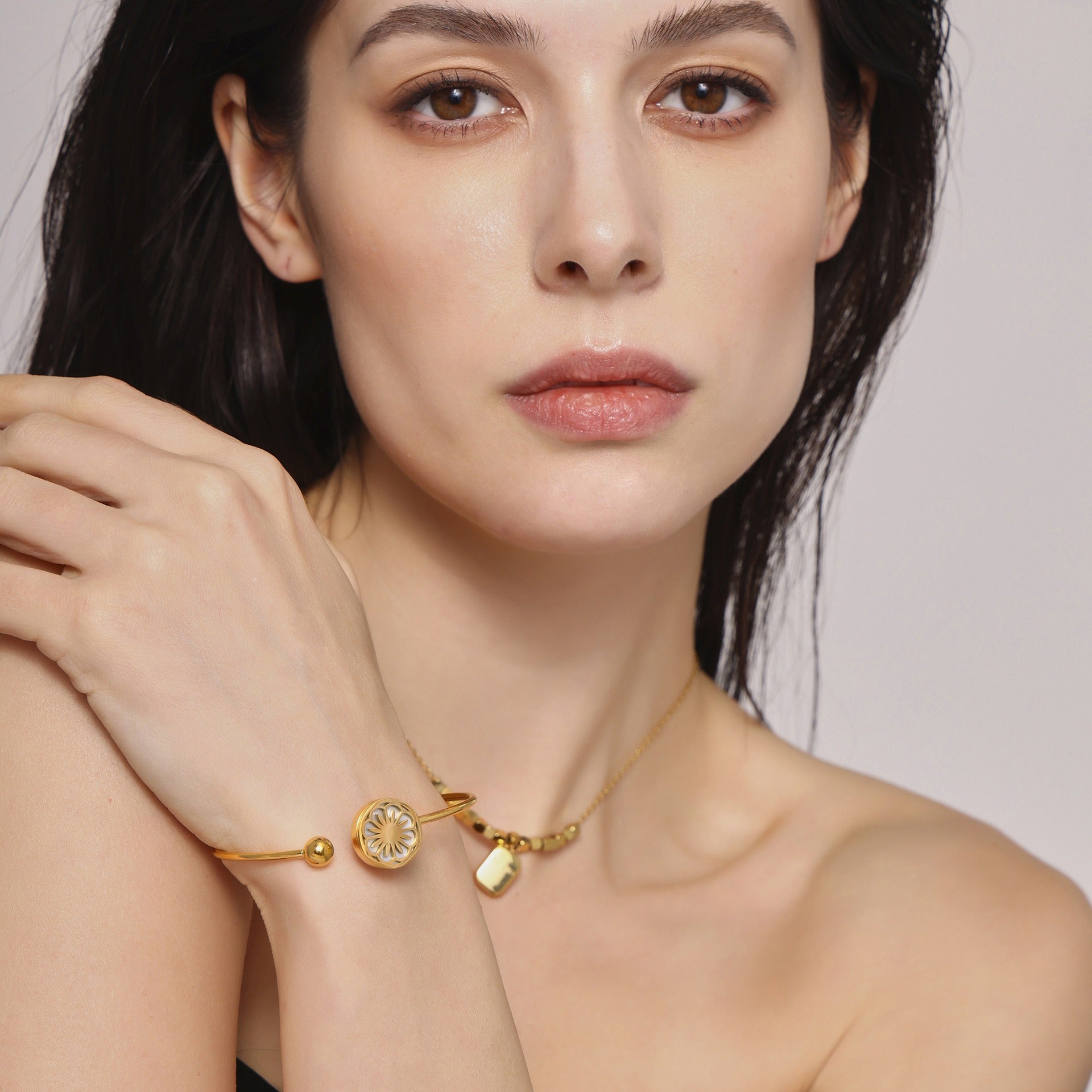 Kaze Round Hollow Flower Pattern Bracelet | 18K Gold Classic Floral Open Bangle