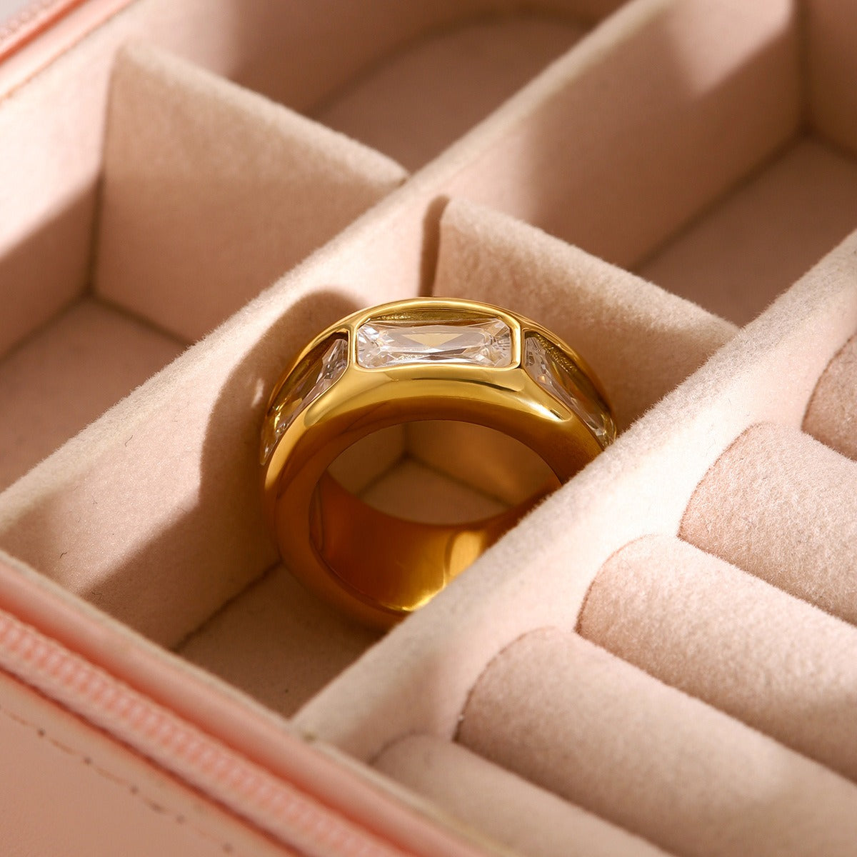 Kaze Classic Noble Wide Face Three-Gemstone Ring | 18K Gold Ring in Green &amp; White Size 7