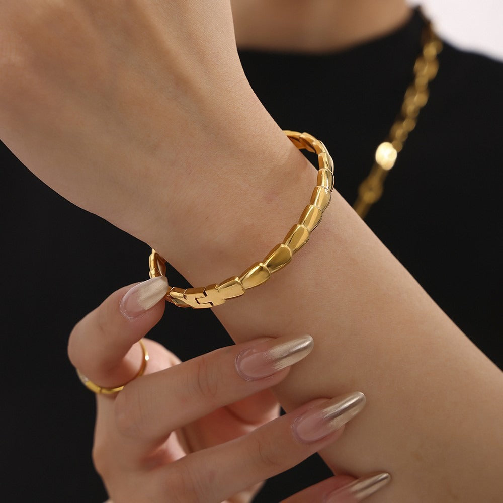 Kaze Geometric Classic Vintage Bracelet | 18K Gold Retro-Inspired Bracelet in Gold &amp; Silver
