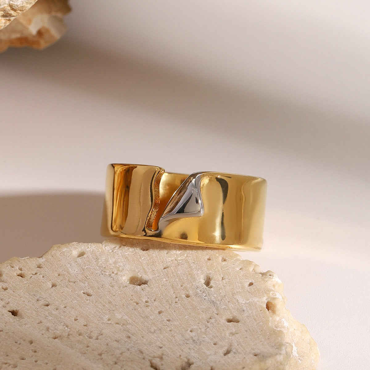 Kaze Tear-Effect Gold and Silver Ring | 18K Gold Avant-Garde Ring in Sizes 6–8 US