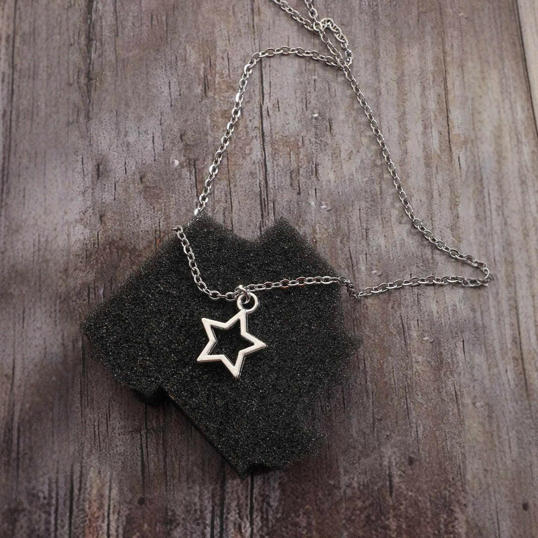 Kaze Hollow Star Clavicle Necklace | Five-Pointed Open Star Charm Necklace
